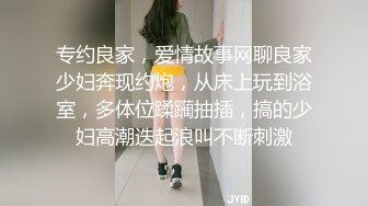 韩国厕拍大神潜入商场女厕偷拍服务员和顾客尿尿卖场牛仔短裤美女毛不多逼还挺嫩的