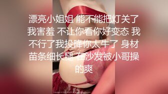 国产CD系列伪娘小薰开着房门撸小管管 身后的邻居走来走去也不怕被发现