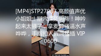 学校小情侣大中午不睡午觉，树荫底下偷偷打炮，谁料正有隐秘观众在观战，卧槽这小子还没找着洞 会玩的学生！