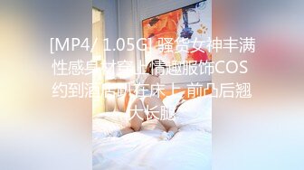 【浴室TP】外站流出猥琐房东偷窥出租屋女在屋内的喷血画面 其中一位在玩手机紫薇