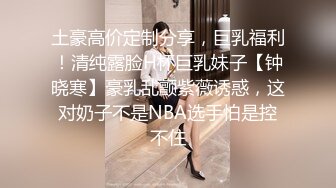 约两个巨乳妹子玩嗨了就顺便裸泳一下