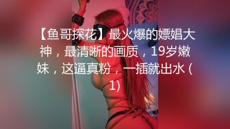 旅游区女厕全景偷拍多位美女不敢坐半蹲着尿